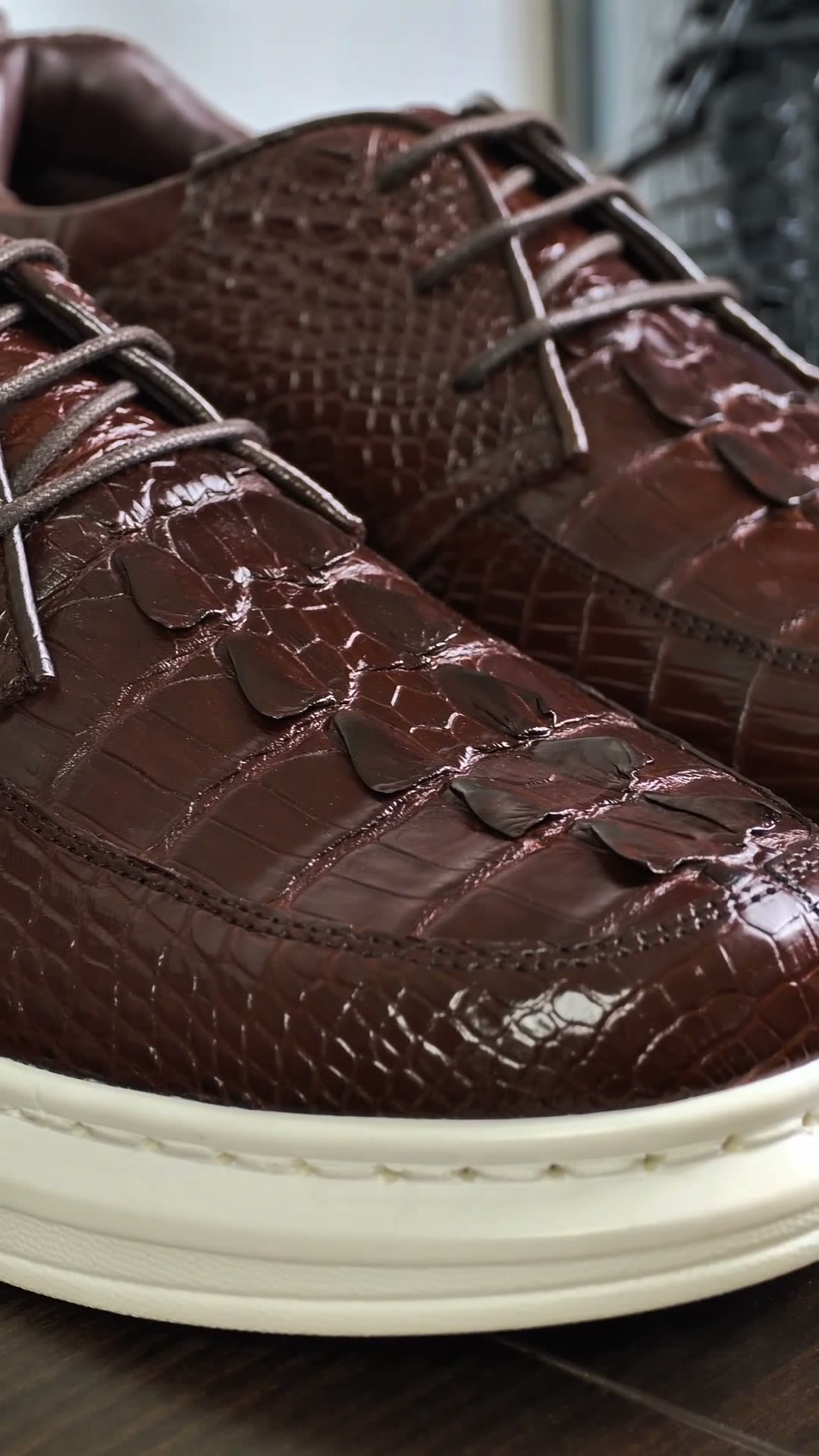 Dải vảy đuôi cá sấu xếp tầng trên mũi giày GTT-D02 nâu